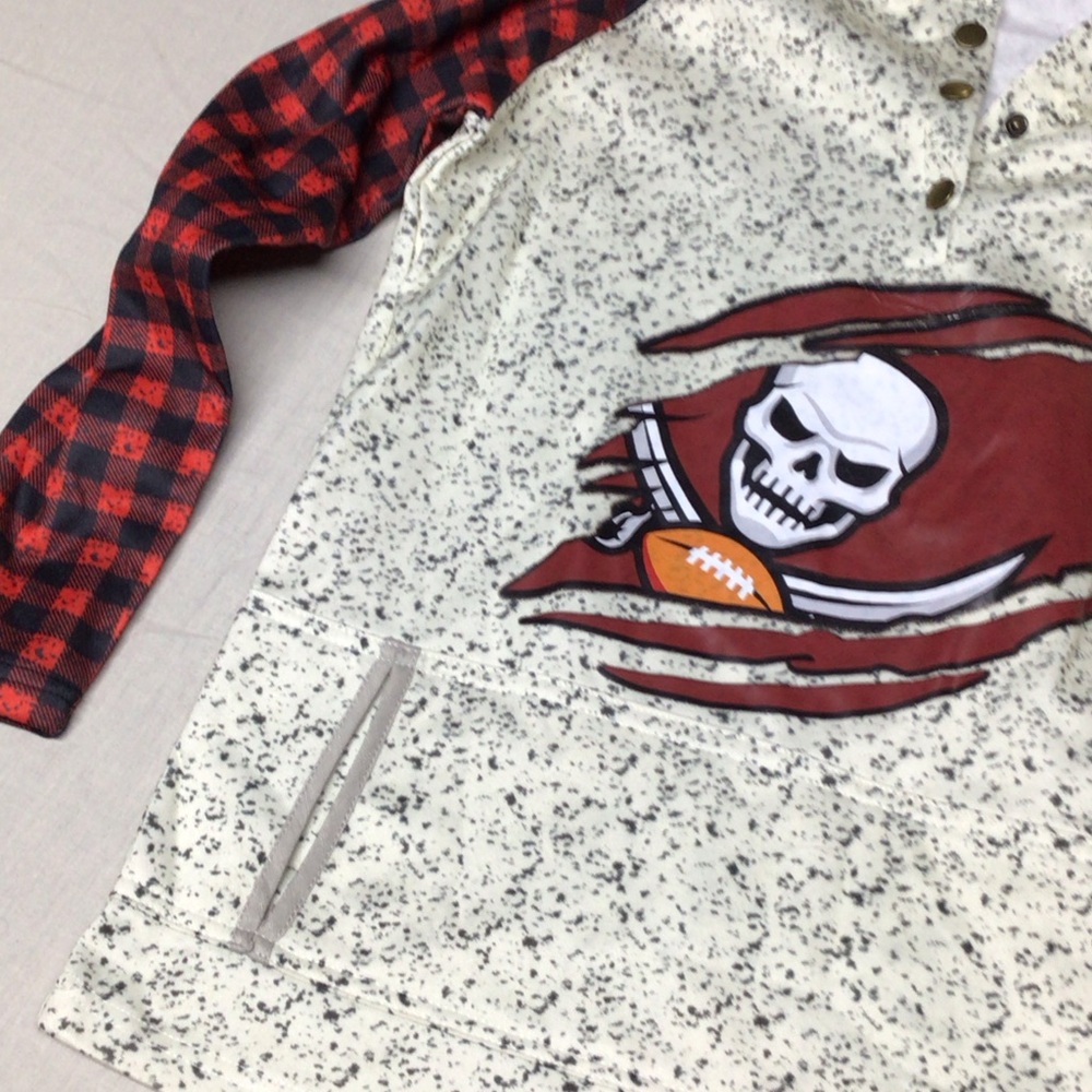 Skull and Football Hoodie with Plaid Sleeves buccaneers - Picture 3 of 9